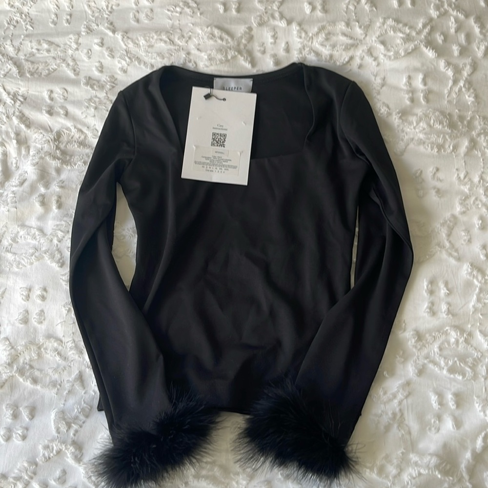 Sleeper square neck with feather cuff